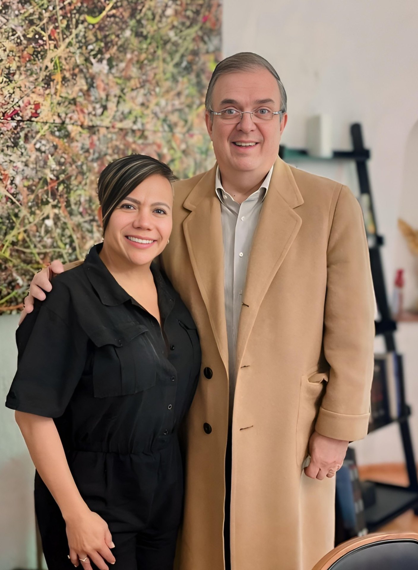 Salma Luévano Luna junto al Secretario de Economía Marcelo Ebrard Casaubón